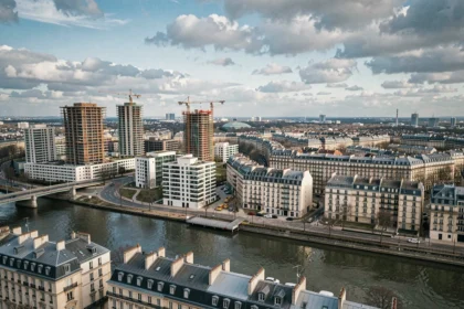 Vue panoramique du Val-de-Marne avec immeubles résidentiels neufs et grues de construction