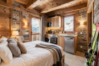 Intérieur d'un studio de ski bien aménagé aux Menuires avec décoration chalet alpine et vue montagne enneigée